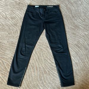 GAP 1969 Legging, Black Jean with Zippored bottom. Size 28.